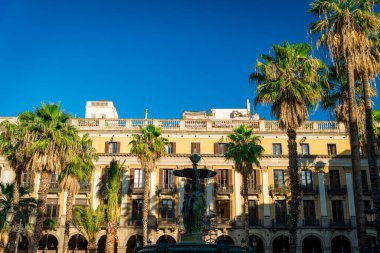 Plaza Real Barcelona, modern mimarisi olan İspanya 'nın turistik merkezi.