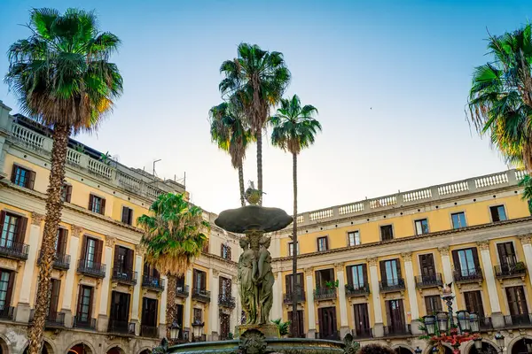 Plaza Real Barcelona, modern mimarisi olan İspanya 'nın turistik merkezi.