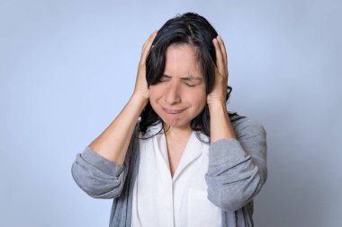 40 'larında, başı ağrıyan, zihinsel sorunları olan üzgün ve endişeli bir kadının portresi olan genç, İspanyol bir kadın.