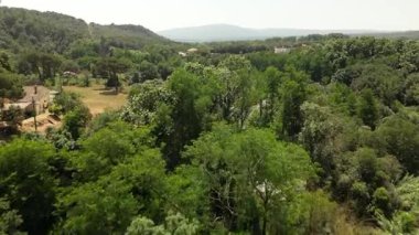 Güneşli bir günde açık mavi gökyüzü ile Montseny Vadisi 'nin dağlı ve gür yeşil ormanlı insansız hava aracı manzarası. İspanya 'da Katalonya' nın hava manzarası