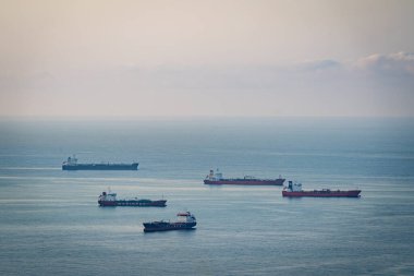 Barselona, İspanya - 18 Temmuz 2025: Limanda nakliye konteynerleri ve kargo gemileri görülüyor. Ticaret savaşı ve deniz ticareti ve gümrük tarifesi kavramı