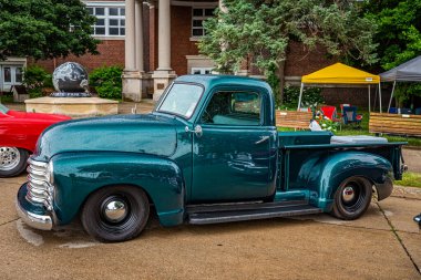 Des Moines, IA - 01 Temmuz 2022: Yerel bir araba fuarında 1949 Chevrolet 3100 Stepside Pickup Truck 'ın yüksek perspektifli yan görüntüsü.