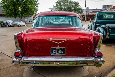 Des Moines, IA - 01 Temmuz 2022: 1949 Chevrolet 3100 Stepside Pickup 'ın yerel bir araba fuarındaki yüksek perspektifli dikiz görüntüsü.