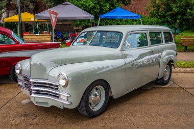 Des Moines, IA - 01 Temmuz 2022: Yerel bir araba fuarında 1949 Plymouth Suburban 2 Door Wagon 'un yüksek perspektifli ön köşesi.