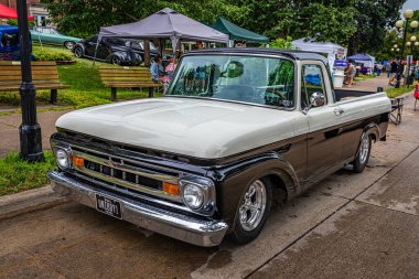 Des Moines, IA - 01 Temmuz 2022: 1963 Ford F100 kamyonet yerel bir araba fuarında yüksek perspektifli ön köşe görüntüsü.