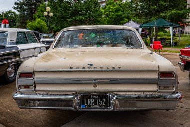 Des Moines, IA - 01 Temmuz 2022: 1964 Chevrolet Chevelle Malibu 4 Door Sedan 'ın geniş açılı yüksek perspektifli dikiz görüntüsü.