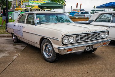 Des Moines, IA - 01 Temmuz 2022: 1964 Chevrolet Chevelle Malibu 4 Door Sedan 'ın yüksek perspektifli ön köşe görüntüsü.