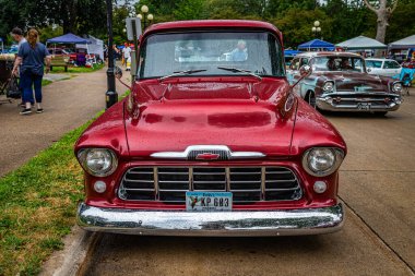Des Moines, IA - 01 Temmuz 2022: 1955 Chevrolet 3100 kamyonet yerel bir araba fuarında yüksek perspektifli görüş.