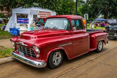 Des Moines, IA - 01 Temmuz 2022: 1955 Chevrolet 3100 kamyonet yerel bir araba fuarında yüksek perspektifli ön köşe görüntüsü.