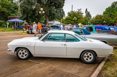 Des Moines, IA - 01 Temmuz 2022: 1965 Chevrolet Corvair Monza Coupe 'nin yerel bir araba fuarında yüksek perspektifli yan görüntüsü.
