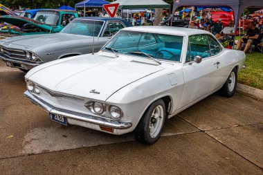 Des Moines, IA - 01 Temmuz 2022: 1965 Chevrolet Corvair Monza Coupe 'nin yerel bir araba fuarında yüksek perspektifli ön köşe görüntüsü.