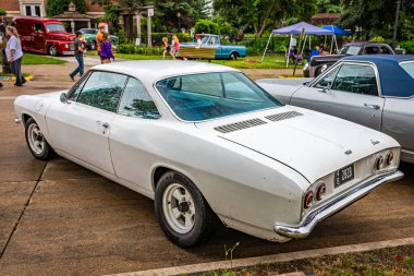 Des Moines, IA - 01 Temmuz 2022: 1965 Chevrolet Corvair Monza Coupe 'nin yerel bir araba fuarında yüksek perspektifli arka köşe görüntüsü.