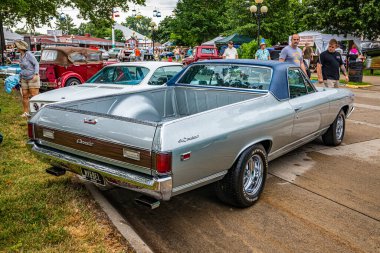 Des Moines, IA - 01 Temmuz 2022: 1969 Chevrolet El Camino 'nun yerel bir araba fuarındaki yüksek perspektifli arka köşe görüntüsü.