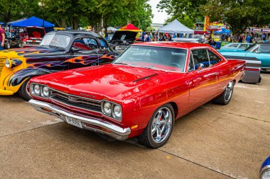 Des Moines, IA - 01 Temmuz 2022: 1969 Plymouth GTX 2 Door Hardtop yerel bir otomobil fuarında yüksek perspektifli köşe görüntüsü.