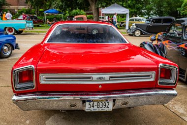 Des Moines, IA - 01 Temmuz 2022: 1969 Plymouth GTX 2 Door Hardtop yerel bir araba fuarında geniş açı yüksek perspektif.