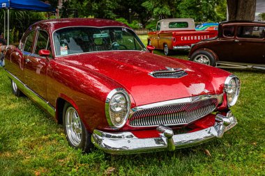 Des Moines, IA - 01 Temmuz 2022: Yerel bir araba fuarında 1954 Kaiser Manhattan 2 Door Sedan 'ın yüksek perspektifli köşe görüntüsü.