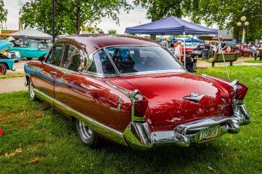 Des Moines, IA - 01 Temmuz 2022: 1954 Kaiser Manhattan 2 Door Sedan 'ın yüksek perspektifli arka köşe görüntüsü yerel bir araba fuarında.