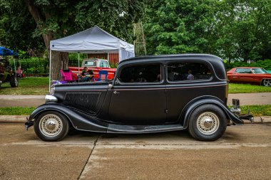 Des Moines, IA - 01 Temmuz 2022: 1934 Ford Tudor Sedan 'ın yerel bir araba fuarında yüksek perspektifli yan görüntüsü.