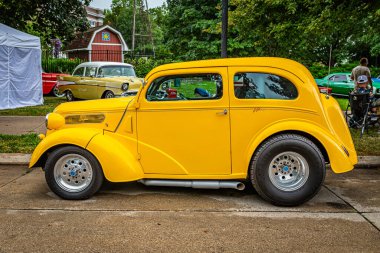 Des Moines, IA - 01 Temmuz 2022: Yerel bir araba fuarında Ford Anglia Hardtop Coupe 'nin yüksek perspektifli yan görüntüsü.