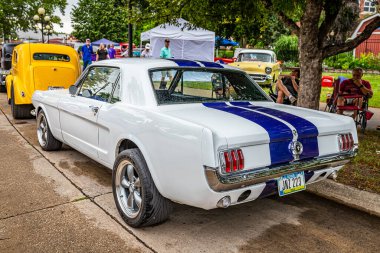 Des Moines, IA - 01 Temmuz 2022: 1966 Ford Mustang Coupe 'nin yerel bir araba fuarında yüksek perspektifli arka köşe görüntüsü.