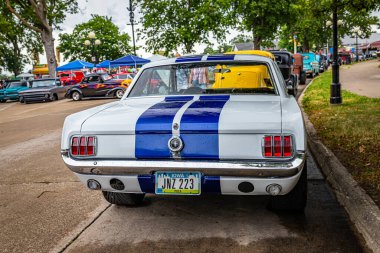 Des Moines, IA - 01 Temmuz 2022: 1966 Ford Mustang Coupe 'nin yerel bir araba fuarında yüksek perspektifli dikiz görüntüsü.