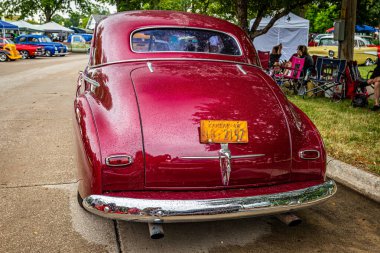 Des Moines, IA - 01 Temmuz 2022: Yerel bir otomobil fuarında 1947 Chevrolet Fleetmaster Coupe 'nin yüksek perspektifli dikiz görüntüsü.