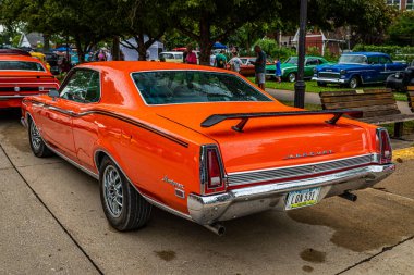 Des Moines, IA - 01 Temmuz 2022: 1969 Mercury Montego MX 2 Door Hardtop 'ın yüksek perspektifli arka köşesi.