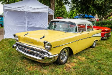 Des Moines, IA - 01 Temmuz 2022: 1957 Chevrolet 210 2 Door Sedan 'ın yüksek perspektifli ön köşe görüntüsü.