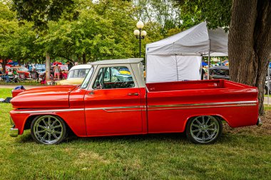 Des Moines, IA - 01 Temmuz 2022: 1966 Chevrolet C10 Fleetside Pickup Truck 'ın yerel bir araba fuarında yüksek perspektifli yan görüntüsü.