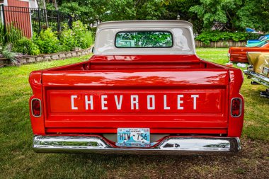 Des Moines, IA - 01 Temmuz 2022: 1966 Chevrolet C10 Fleetside Pickup Truck 'ın yerel bir araba fuarında yüksek perspektifli dikiz görüntüsü.