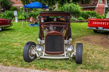 Des Moines, IA - 01 Temmuz 2022: Yerel bir araba fuarında 1928 Ford Model A 5 Window Coupe 'nin yüksek perspektifli ön görüntüsü.