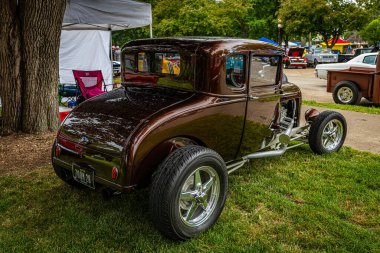 Des Moines, IA - 01 Temmuz 2022: 1928 Ford Model A 5 Window Coupe 'nin yerel bir araba fuarında yüksek perspektifli arka köşe görüntüsü.