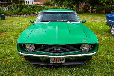 Des Moines, IA - 01 Temmuz 2022: Yerel bir araba fuarında 1969 Chevrolet Camaro SS Coupe 'nin yüksek perspektifli manzarası.