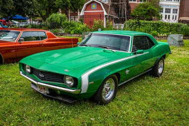Des Moines, IA - 01 Temmuz 2022: 1969 Chevrolet Camaro SS Coupe 'nin yüksek perspektifli ön köşe görüntüsü yerel bir araba fuarında.