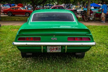 Des Moines, IA - 01 Temmuz 2022: 1969 Chevrolet Camaro SS Coupe 'nin yerel bir araba fuarındaki yüksek perspektifli dikiz görüntüsü.