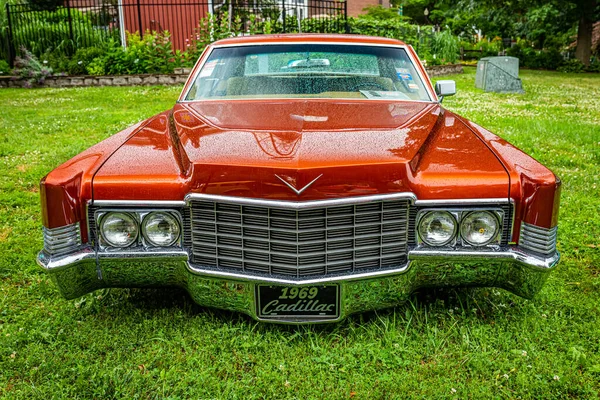 Des Moines Juli 2022 Hochperspektivische Frontansicht Eines Cadillac Coupe Deville — Stockfoto