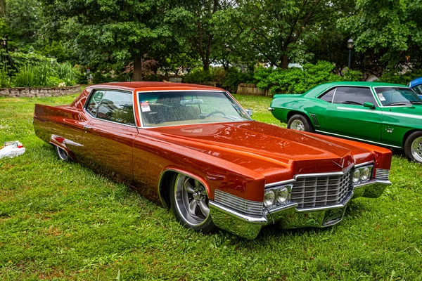 Des Moines Juli 2022 Högt Perspektiv Framför Hörnet 1969 Cadillac — Stockfoto