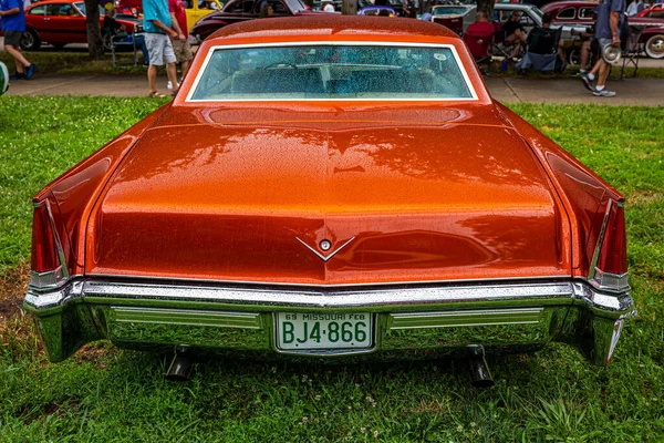 Des Moines Heinäkuu 2022 Korkean Perspektiivin Taustakuva 1969 Cadillac Coupe — kuvapankkivalokuva