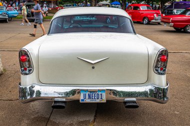 Des Moines, IA - 01 Temmuz 2022: 1956 Chevrolet 210 Delray Coupe 'nin yüksek perspektifli arka görüntüsü.