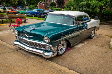 Des Moines, IA - 01 Temmuz 2022: Yerel bir araba fuarında 1956 Chevrolet 210 Delray Coupe 'nin yüksek perspektifli ön köşe görüntüsü.