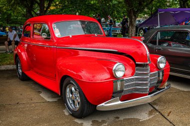 Des Moines, IA - 01 Temmuz 2022: 1940 Oldsmobile 70 serisi 2 Kapılı Sedan 'ın yüksek perspektifli ön köşe görüntüsü.