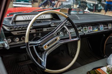 Des Moines, IA - 01 Temmuz 2022: Yerel bir araba fuarında 1961 Dodge Dart Pioneer Station Wagon 'un detaylı iç görünümü.