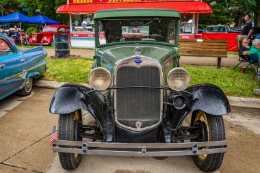 Des Moines, IA - 01 Temmuz 2022: 1930 Ford Model A Tudor Sedan 'ın yerel bir araba fuarında yüksek perspektifli ön görüntüsü.