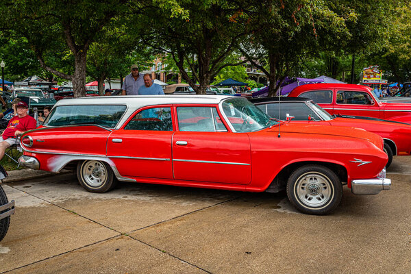 Де-Мойн, ИА - 01 июля 2022 года: Высокоперспективный вид на Dodge Dart Pioneer Station Wagon 1961 года на местной автовыставке.