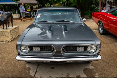 Des Moines, IA - 01 Temmuz 2022: 1967 Plymouth Barracuda 2 Door Hardtop yerel bir otomobil fuarında yüksek perspektifli görüş.