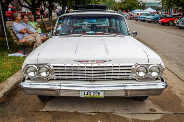 Des Moines, IA - 01 Temmuz 2022: 1962 Chevrolet Biscayne Station Wagon 'un yerel bir araba fuarında yüksek perspektifli ön görüntüsü.