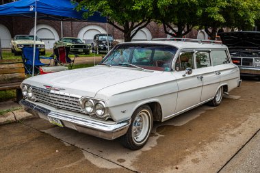Des Moines, IA - 01 Temmuz 2022: 1962 Chevrolet Biscayne İstasyonu Wagon 'un yüksek perspektifli ön köşesi yerel bir araba fuarında.