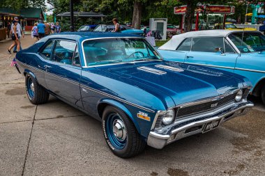 Des Moines, IA - 01 Temmuz 2022: 1970 Chevrolet Nova SS Hardtop Coupe 'nin yüksek perspektifli ön köşe görüntüsü.