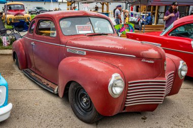 Des Moines, IA - 01 Temmuz 2022: Yerel bir araba fuarında 1940 Chrysler Windsor Club Coupe 'nin yüksek perspektifli ön köşe görüntüsü.