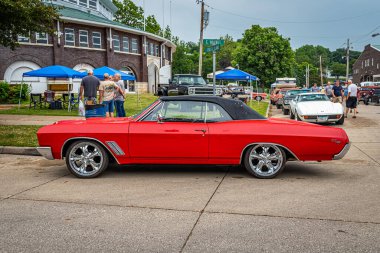 Des Moines, IA - 01 Temmuz 2022: 1967 Buick GS 400 'ün yüksek perspektifli yan görüntüsü Yerel bir araba fuarında.